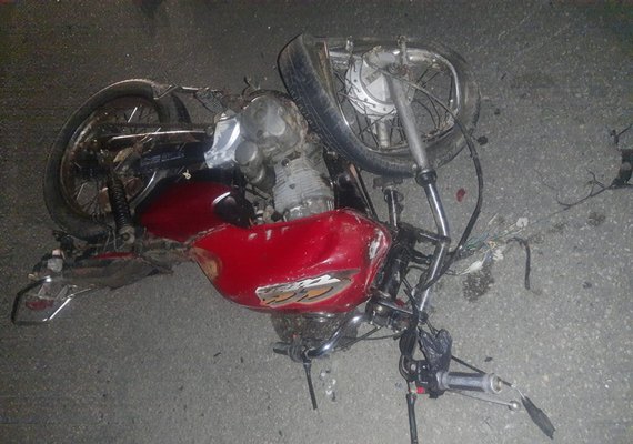 Dois homens morrem em colisão envolvendo uma moto e um carro na AL-220