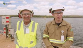 Neto que trabalha na MVV encontra com avô durante o evento Portas Abertas com as Comunidades