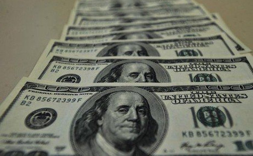 Dólar quebra sequência de seis quedas e tem maior alta em quase 2 meses