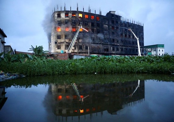 Mais de 50 morrem em incêndio em fábrica em Bangladesh