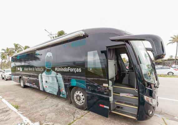 Com mais de 9 mil doses aplicadas, ônibus da vacina chega ao Village