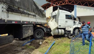 Carreta desgovernada invade escola recém-inaugurada em São Sebastião