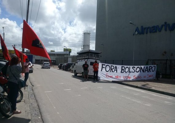 Ato relâmpago pela vida e contra governo Bolsonaro é realizado em Maceió