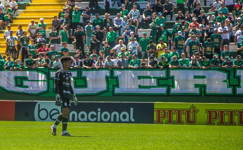 CSA sofre gol nos acréscimos, perde para a Chapecoense e volta para o Z4