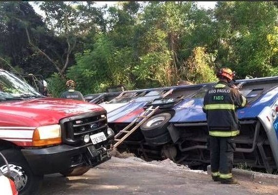 Ônibus tomba e deixa 13 pessoas feridas em Mogi das Cruzes