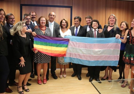 Resolução do MEC permite que transexuais e travestis usem o nome social