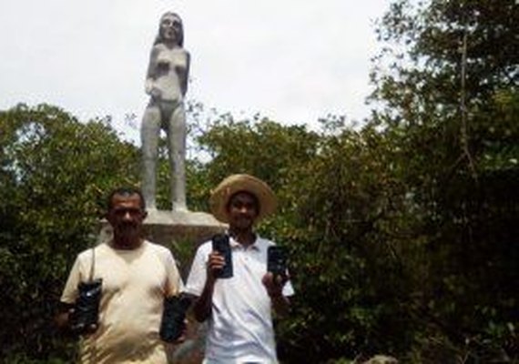 Ambientalistas iniciam o projeto de restauração do mangue perto da estátua da Miss Sururu