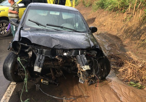 Motorista perde controle, bate em barranco e motor do carro cai solto na pista