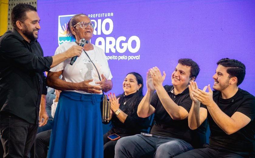 Prefeito de Rio Largo paga Bolsa EJA e beneficia 1,3 mil estudantes