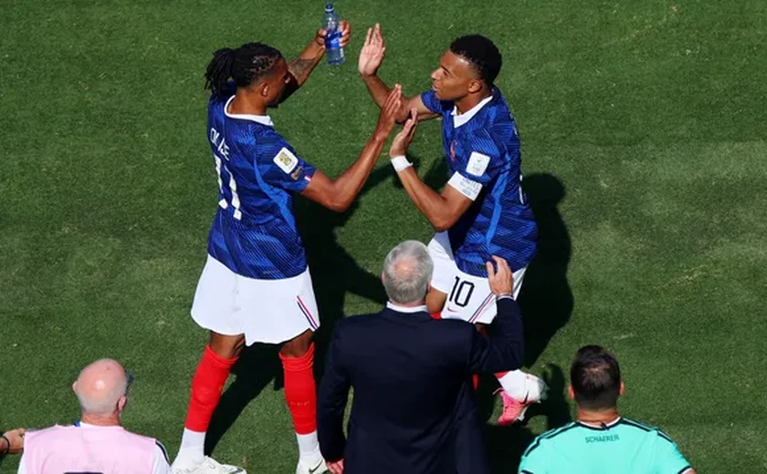 Mbappé faz história, França deslancha no segundo tempo e vence Senegal na estreia