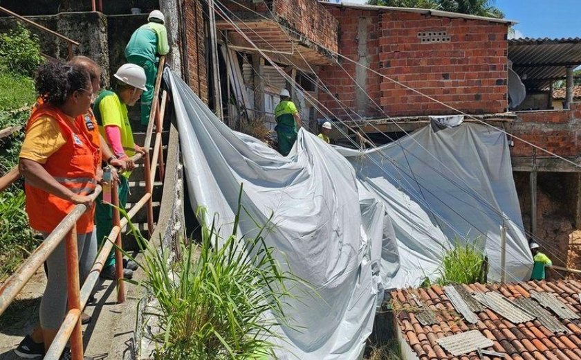 Mais de 17 mil metros quadrados de lonas são aplicados em áreas de risco em Maceió