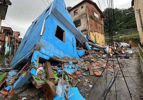 Prédio irregular desaba em Salvador sem deixar vítimas