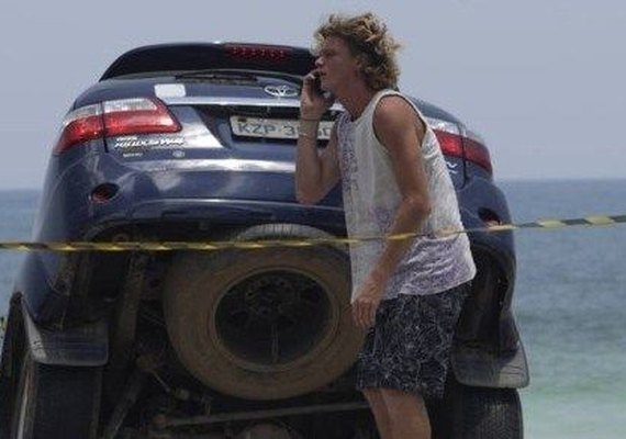 Filho de Leticia Spiller e Marcello Novaes esquece freio e carro cai na areia