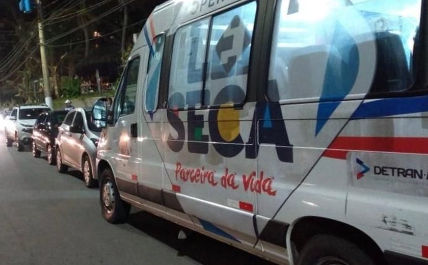 BPTran flagra quatro condutores inabilitados e três alcoolizados, na parte alta de Maceió