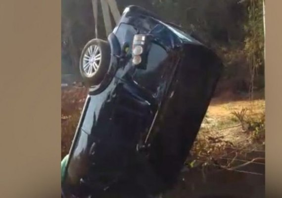 Carro com filhos do cantor Leonardo cai dentro de rio