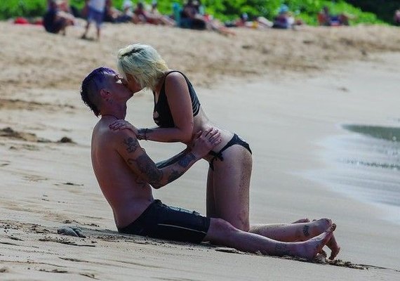 Filha de Michael Jackson posta foto beijando namorado em praia