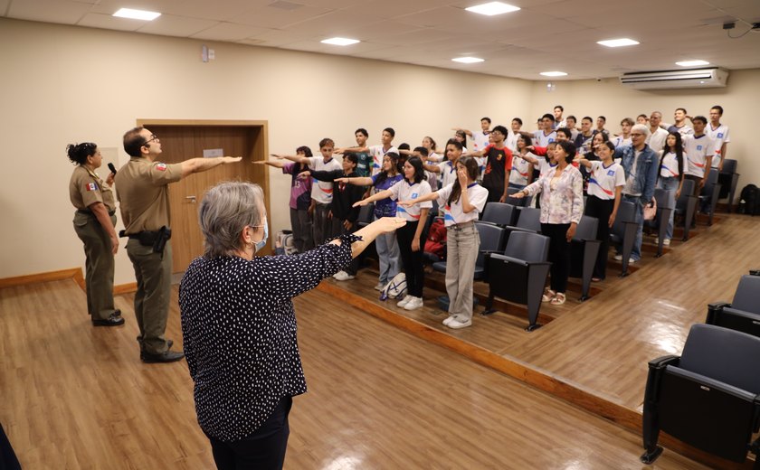 Escola volta ao MPAL para palestra com Proerd sobre prevenção às drogas e à violência doméstica