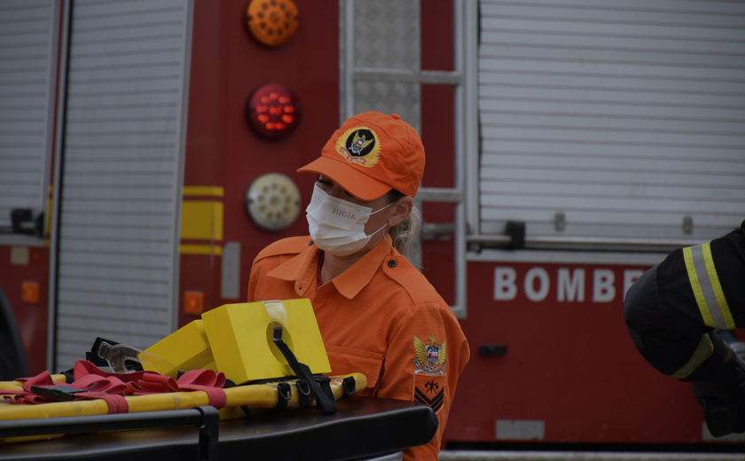 Corpo de Bombeiros controla risco de incêndio após capotamento de carro em Flexeiras