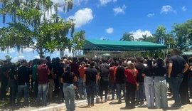Sepultamento de supervisor da base do CRB reúne multidão e é marcado por homenagens em Maceió