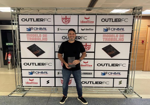 Técnico do CRB, Eduardo Barroca vai lançar livro 'Modelo de Trabalho' em Maceió