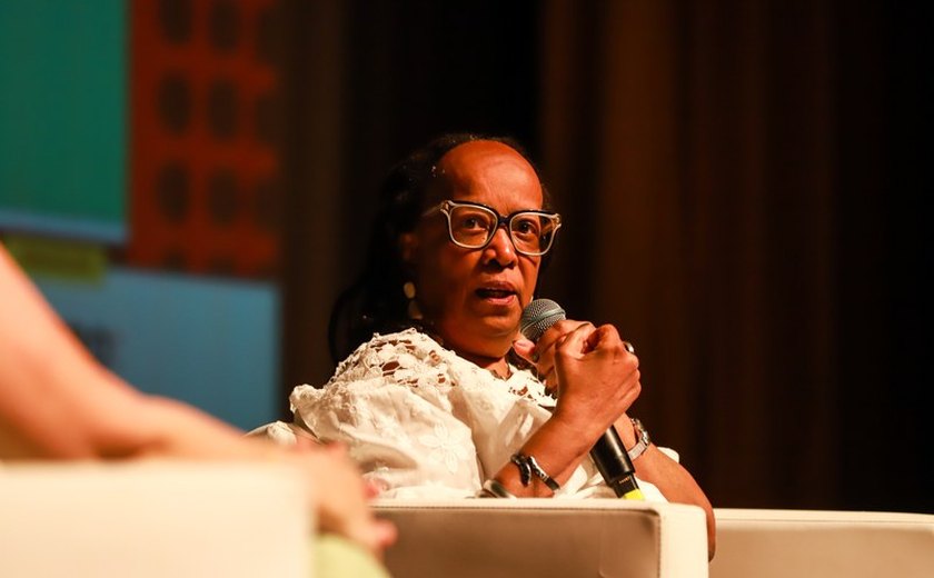 Sueli Carneiro é ovacionada durante palestra no Teatro Gustavo Leite