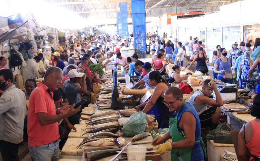 Mercados de peixes registram movimentação intensa na antevéspera da Sexta-feira da Paixão