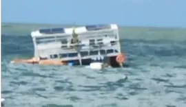 Ventos fortes e mar agitado podem ter provocado afundamento de catamarã na Ponta Verde