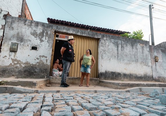 Prefeito Gilberto Gonçalves fiscaliza obras de pavimentação no Parque dos Eucaliptos em Rio Largo