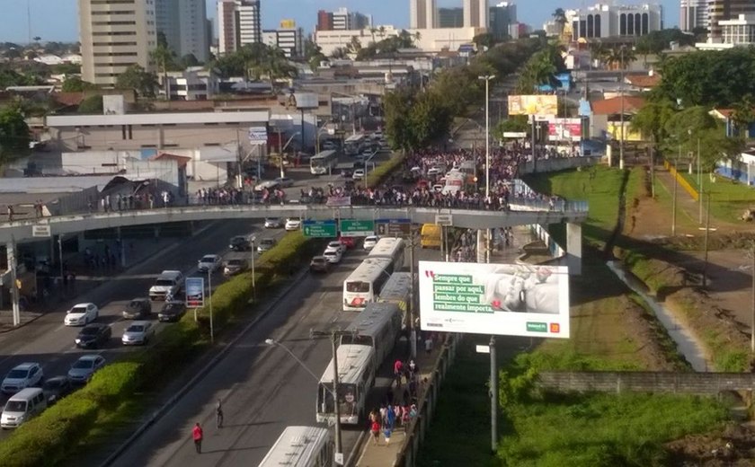 Cepa: Sem transporte escolar há vários dias, alunos bloqueiam na Fernandes Lima