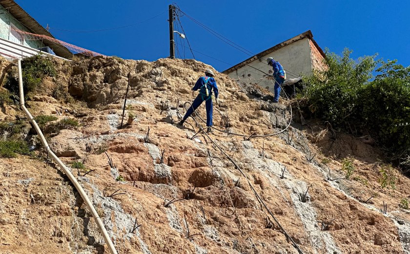 Obras de contenção avançam em encostas do Vale do Reginaldo