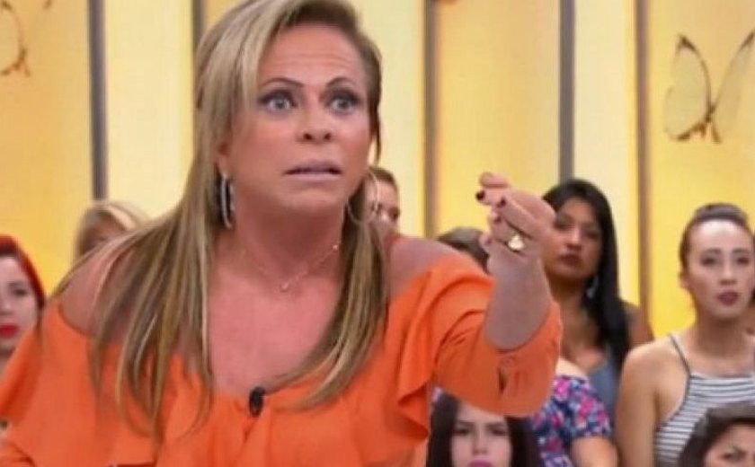 Vídeo! Mulher é retirada à força após brigar com Christina Rocha no SBT