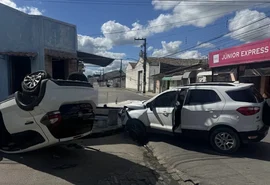Mulher fica ferida após carro capotar em Arapiraca