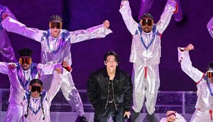 Fãs de kpop comemoram abertura da copa do mundo com integrante do  BTS