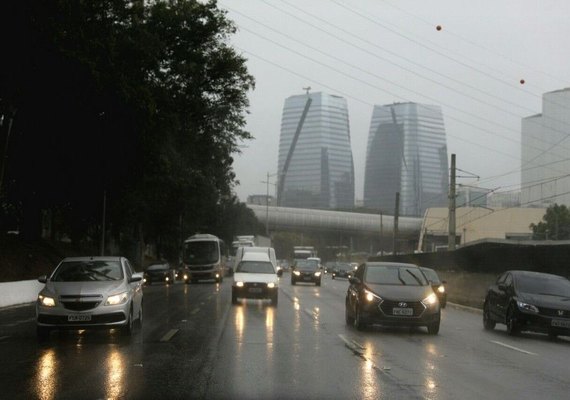 Chove fraco na região metropolitana de São Paulo após 51 dias de estiagem