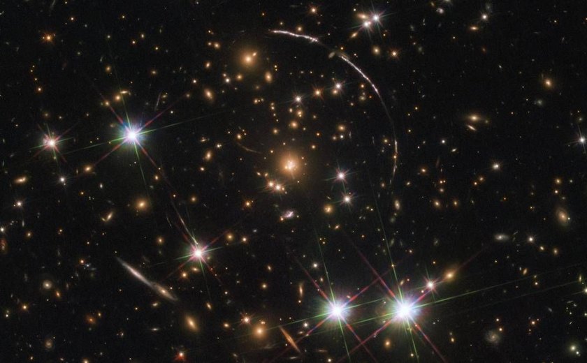 Hubble captura uma dúzia de cópias da mesma galáxia
