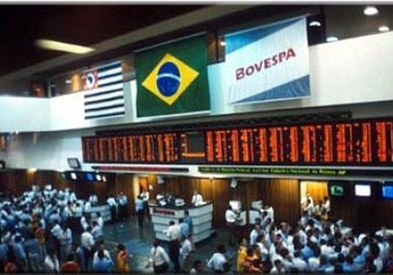Bovespa fecha em queda nesta quinta, de olho na cena política local