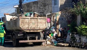 Vigilância Sanitária recolhe seis caçambas de entulho em residência