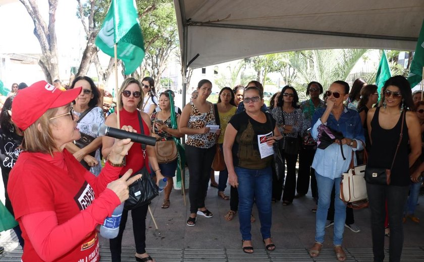 Protesto no Centro marca início da greve da educação em Maceió