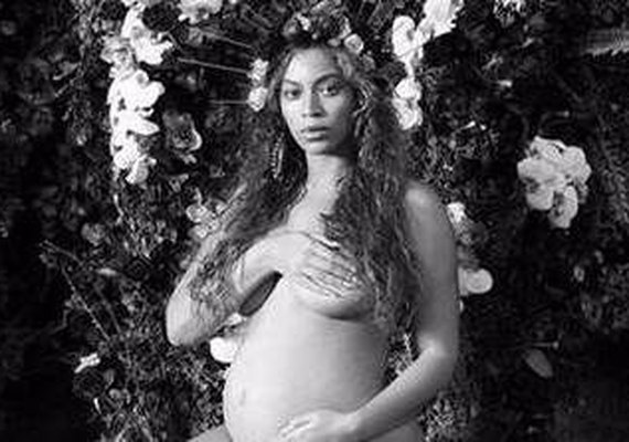 Beyoncé posa seminua e mostra barriga de gêmeos: 'Eu tenho três corações'