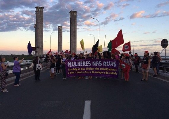 Mulheres bloqueiam ponte no RS em ato contra mudanças na previdência