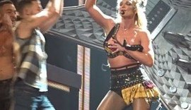 Oops! Figurino de Britney Spears abre em show e a fofa é 'salva' por dançarino