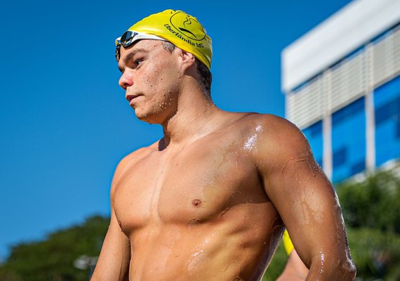 Medalhista paralímpico, Gabriel Bandeira disputa o Troféu Brasil de Natação