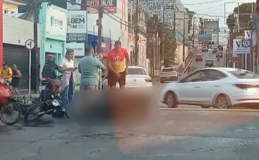 Colisão entre carro e motocicleta deixa duas pessoas feridas no Centro de Maceió