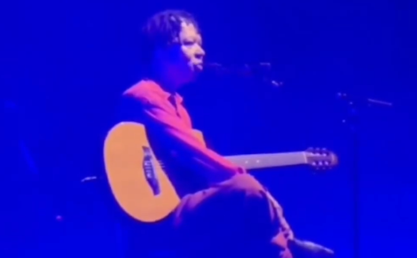 Djavan interrompe show e pede atenção para Maceió