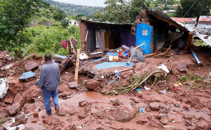 Equipes procuram desaparecidos após enchentes na África do Sul