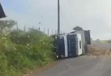 Caminhão-caçamba carregado de areia tomba na AL-487