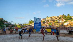 Prefeitura elimina depósito de lixo no Vale do Reginaldo e transforma espaço numa quadra de futevôlei