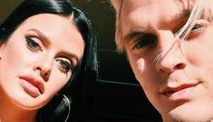 Namorada termina relação com cantor Aaron Carter um dia após ele se assumir bi