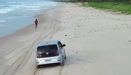 Motorista flagrado trafegando em faixa de areia na Praia do Francês é multado em R$ 15 mil