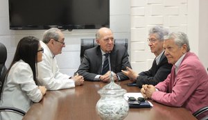 Cesmac homenageia médico da Antenor Teixeira Leal ao inaugurar laboratórios